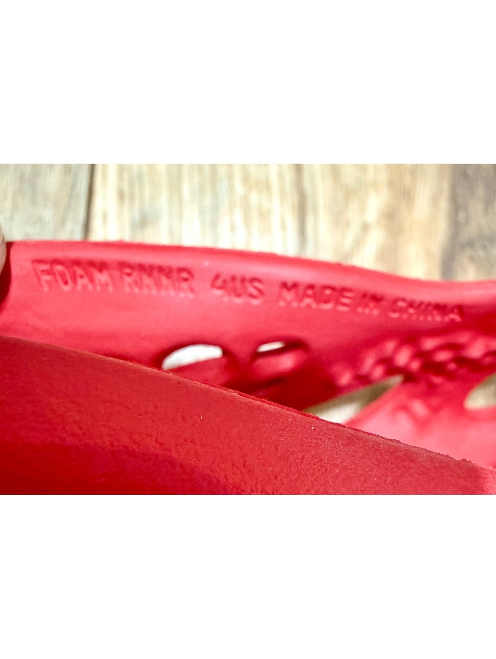 Yeezy Adidas Foam Runner Vermilion Red Slip On Sneakers GW3355 Kids Size 4 EUC - Picture 8 of 9
